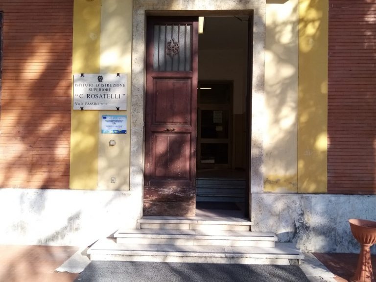 Il Rosatelli tutto esprime profonda amarezza, sconcerto e netto  dissenso per quanto subito. “Gesto inaccettabile, violento ed  offensivo”