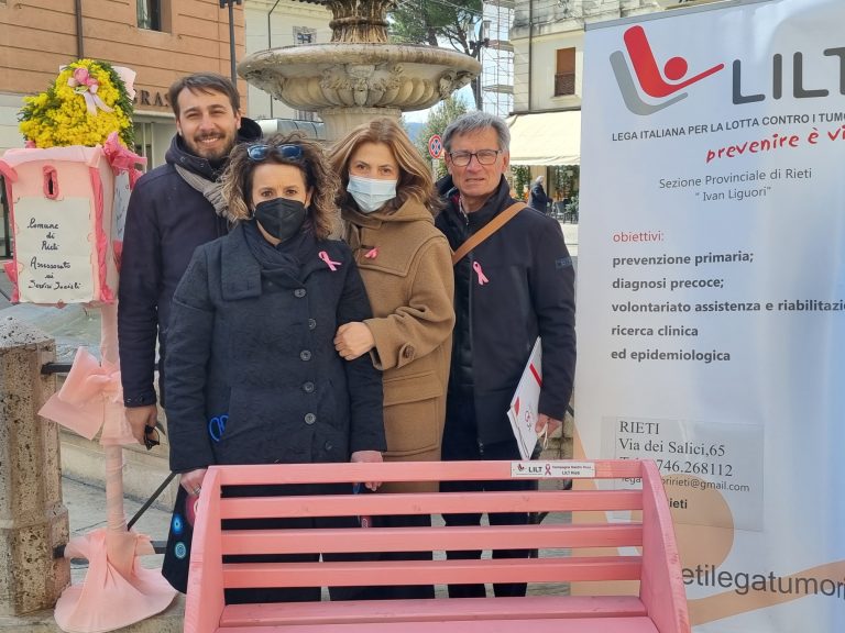 In piazza Vittorio Emanuele II panchina rosa e pensieri per le donne