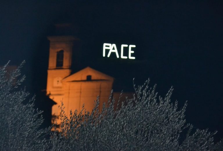 A Santa Rufina accesa una stella cometa con la scritta Pace per dire no alla guerra