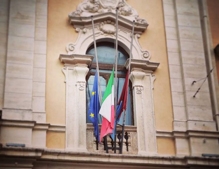 Comune di Rieti, bandiere a mezz’asta per la “Giornata nazionale in memoria delle vittime di Covid”