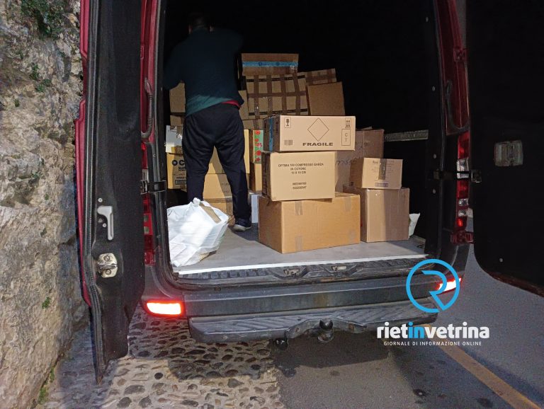 Volontari Mensa Santa Chiara caricano di cibo e medicinali il settimo furgone che andrà in Ucraina