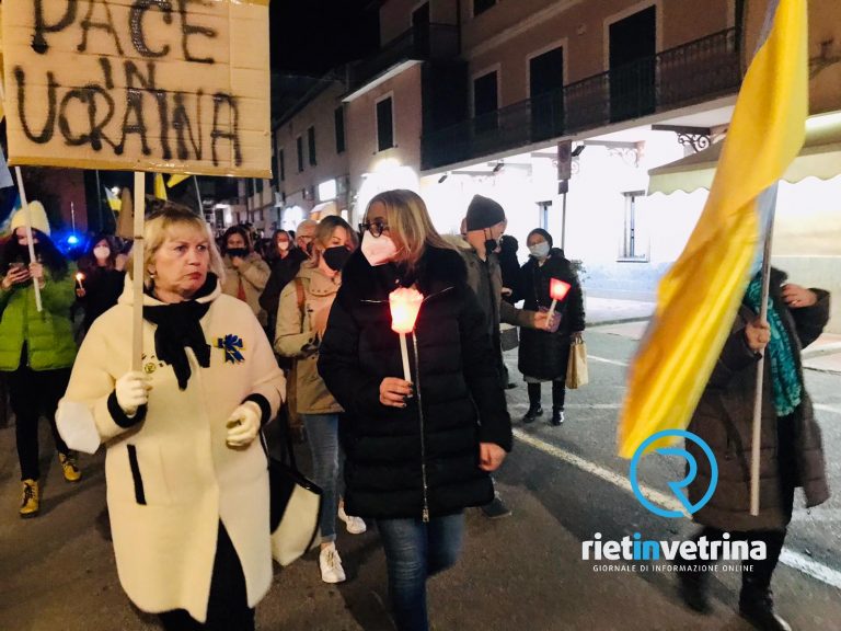 A Passo Corese centinaia di persone alla Fiaccolata per la Pace per essere vicini all’Ucraina e dire no alla guerra