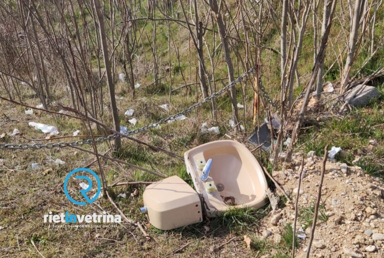 SEI TU IL REPORTER – Dietro il cimitero di Vazia abbandonati lavabo e rifiuti