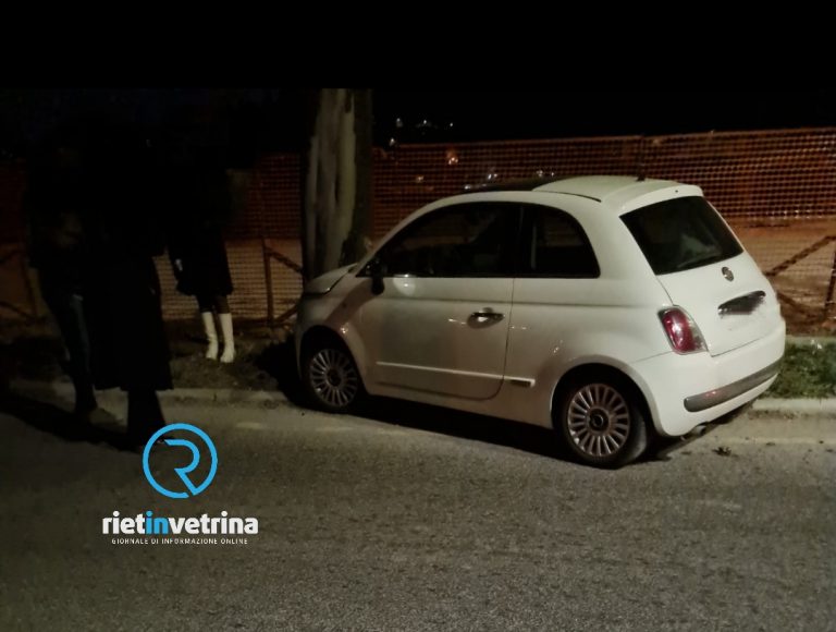 Auto contro un albero altezza rotatoria Fonte Cottorella