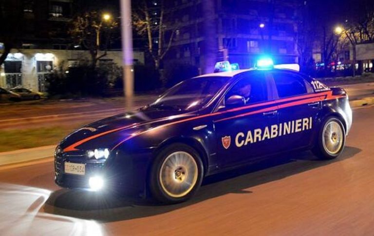Picchia con calci e pugni la moglie e la ferisce alla testa: denunciato dai Carabinieri