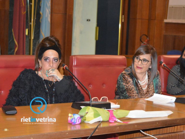 Presentato il libro “Ricordami chi sono”, raccontarsi per raccontare storie d’amore e dolori mai spenti – LE FOTO