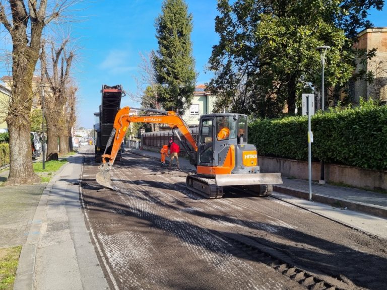 Proseguono i lavori di ripavimentazione di via dei Flavi