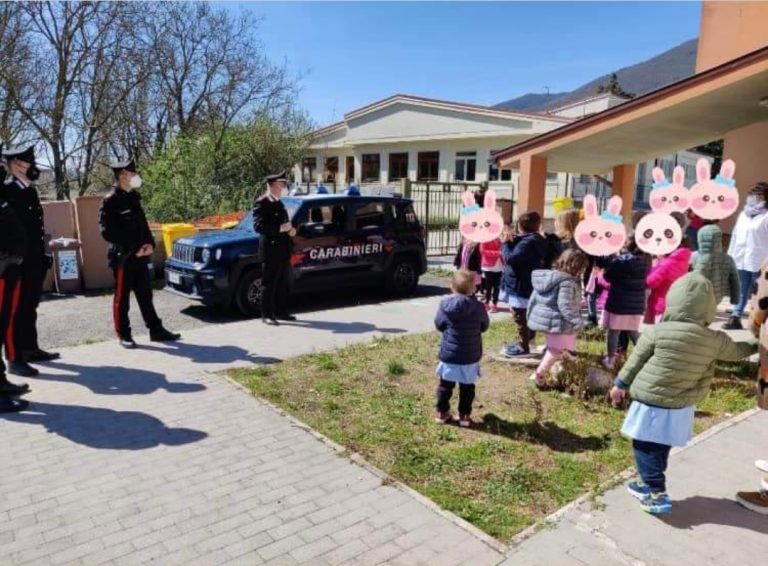 I bimbi dell’Infanzia di Greccio incontrano i Carabinieri. Ricevute in dono anche uova di Pasqua