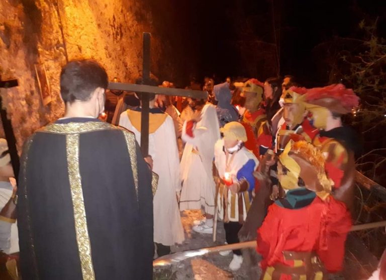 Intensa partecipazione alla Via Crucis di Borbona