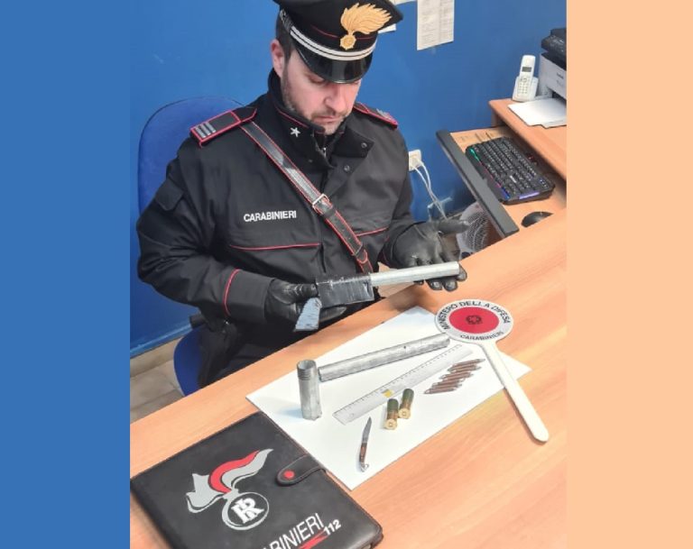 Cinquantenne minaccia il figlio con una pistola, arrestato dai Carabinieri