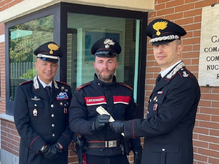 Carabiniere libero dal servizio arresta pregiudicato. Consegnato plauso dalla scala gerarchica