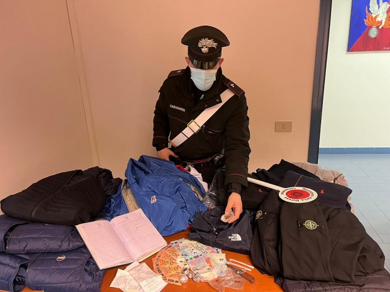 Carabinieri arrestano 63enne di Passo Corese per possesso di droga e capi d’abbigliamento contraffatti