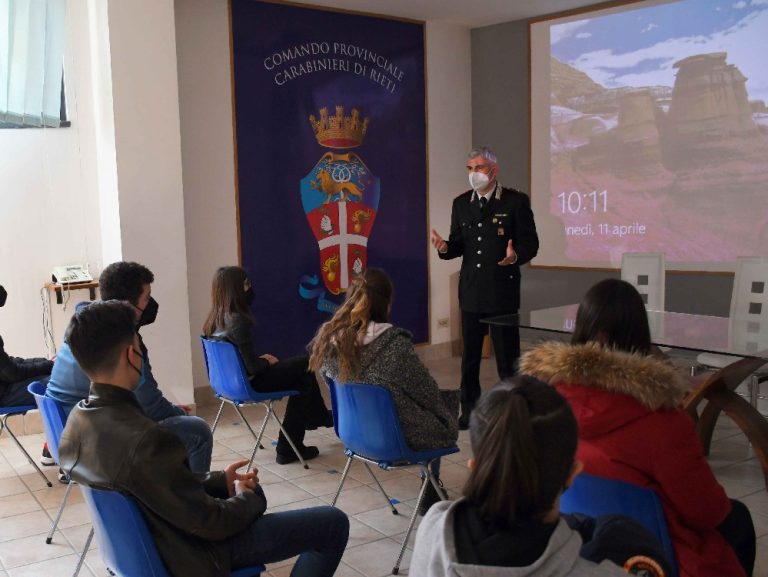 “Un giorno da Carabiniere”, gli studenti di Leonessa visitano il Comando provinciale di Rieti