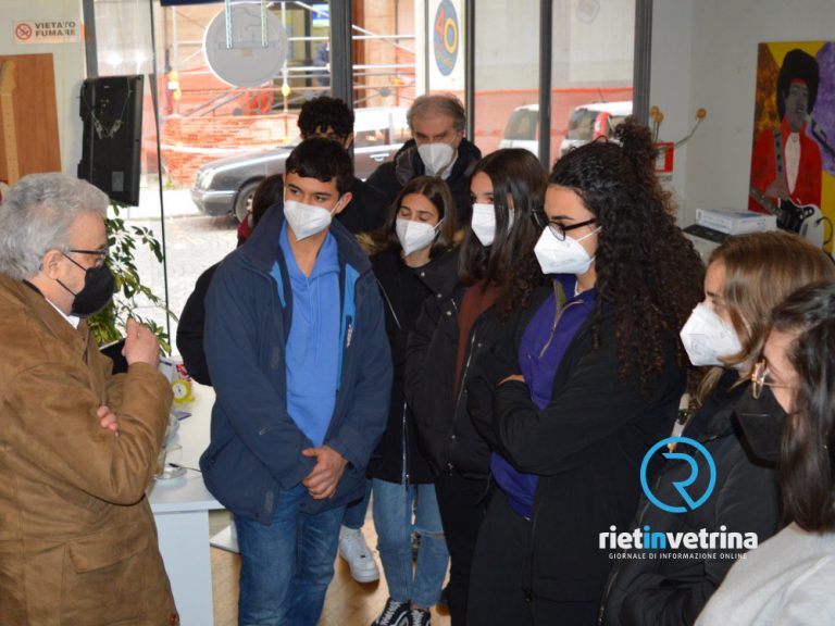 Gli studenti dell’Istituto Superiore Gregorio da Catino visitano la redazione di Radiomondo e Rietinvetrina – LE FOTO