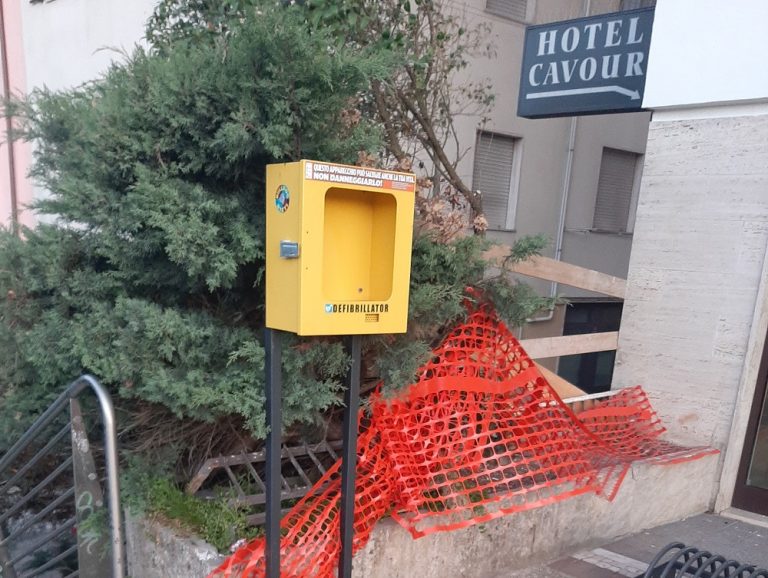 Umena (Rieticuore): “Nuovamente svuotata la teca con dentro il defibrillatore in zona Cavour”