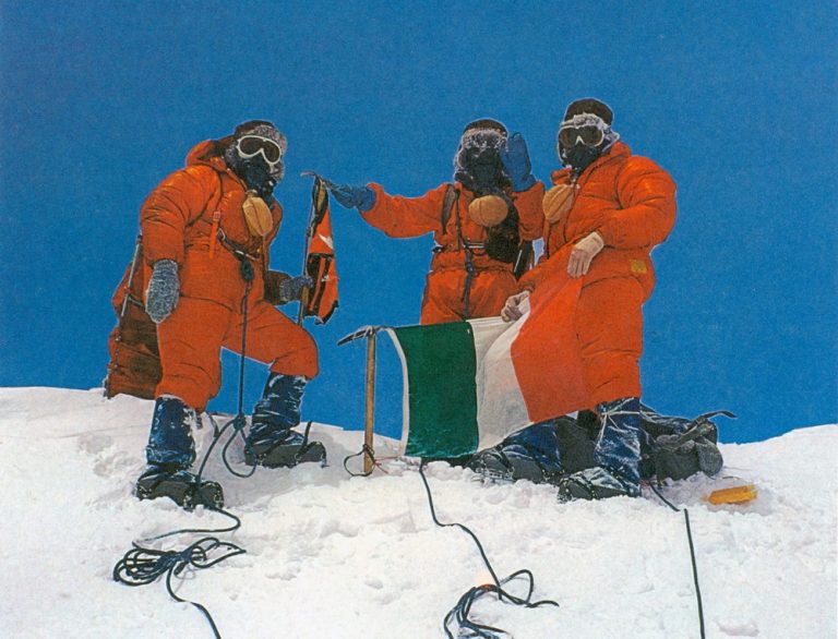 Il 7 maggio di 49 anni fa i Carabinieri salirono sulla vetta più alta del mondo. In cinque scalarono l’Everest