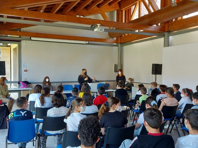Gli alunni della scuola media Sisti incontrano la scrittrice Sara Magnoli