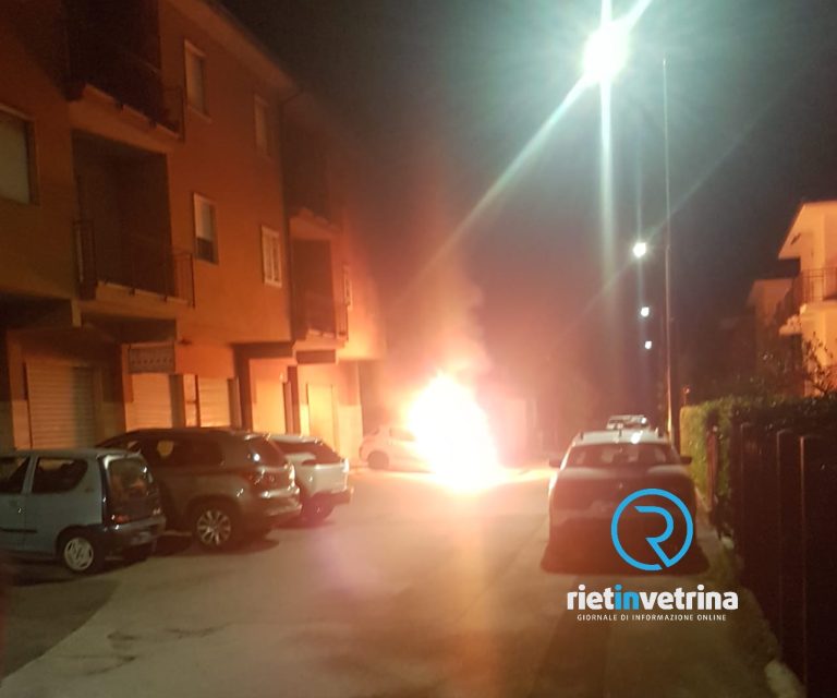 Auto in fiamme a Quattro Strade