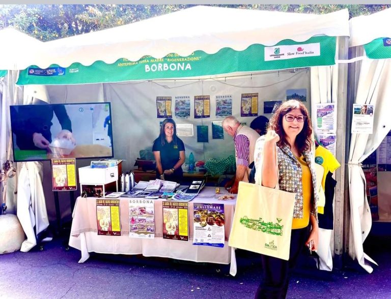 L’assessora regionale al Turismo Valentina Corrado in visita allo stand di Borbona