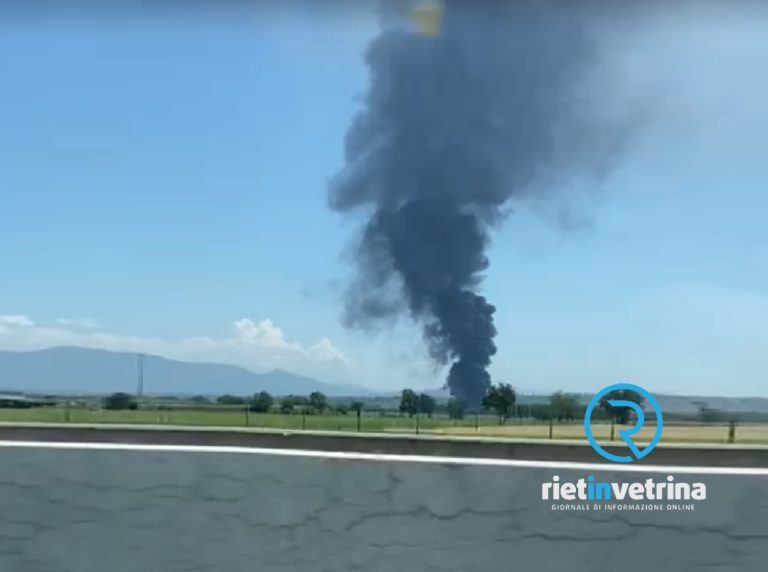 Vasto incendio a Monterotondo. Odore acre fino a Passo Corese. Salaria fortemente rallentata