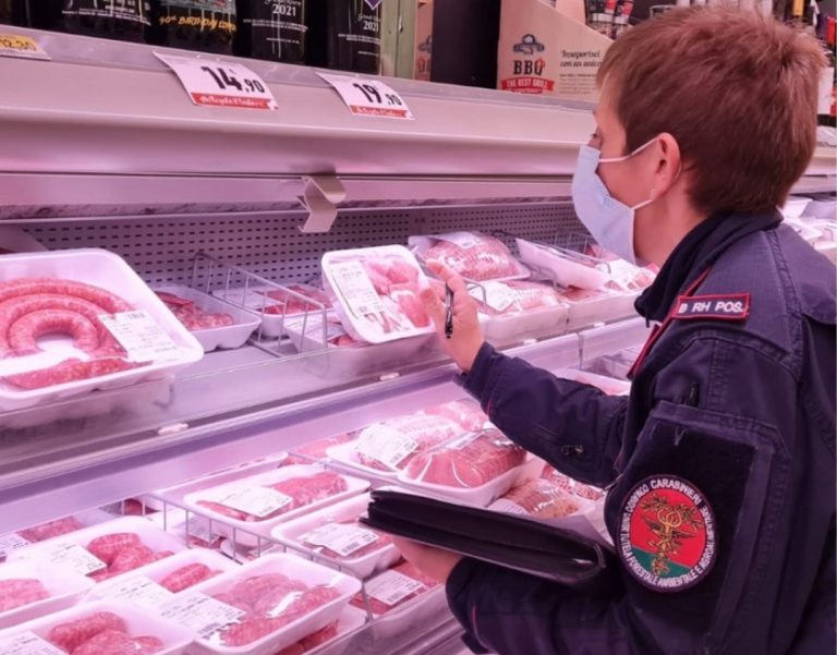 Omette informazioni sulla rintracciabilità del prodotto. Carabinieri sequestrano oltre 100 chili di carne