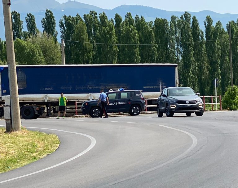 Scoppiati gli pneumatici di un autotreno. Traffico bloccato sulla Tancia