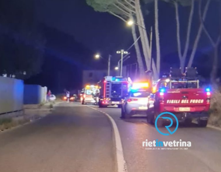 Auto si ribalta altezza Villa Reatina