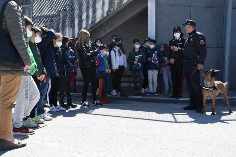 “Un giorno da Carabiniere”, gli studenti di Poggio Bustone visitano il Comando provinciale di Rieti