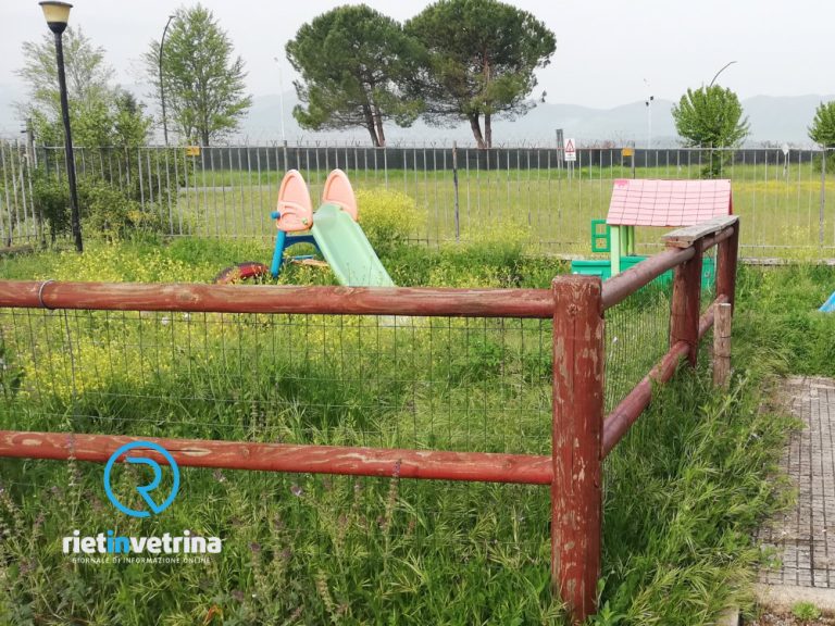 SEI TU IL REPORTER – “A Quattro Strade per quanto è alta l’erba i bimbi non possono andare nei giochi”