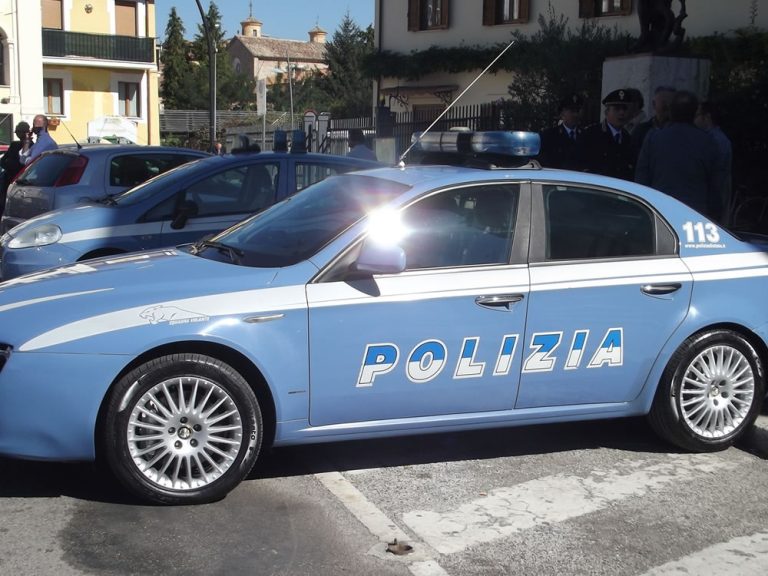 La polizia sventa furto in abitazione e arresta due persone