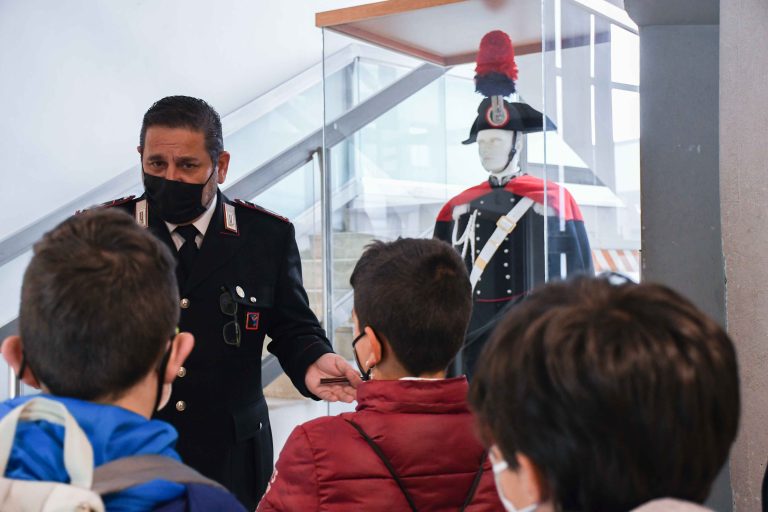 Gli alunni della Primaria di Rivodutri visitano il Comando Carabinieri di Rieti