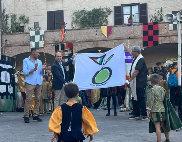 Consegnata al Comune di Montelibretti la bandiera dell’Associazione Nazionale Città dell’Olio
