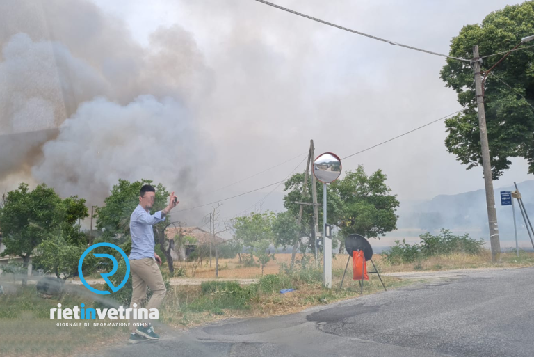 Il fuoco lambisce il PalaSpes ed il campo sportivo di Poggio Fidoni