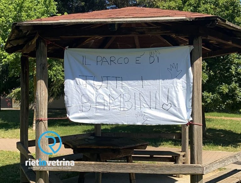 Parco Quattro Strade, rete nuovamente divelta e spunta un lenzuolo bianco