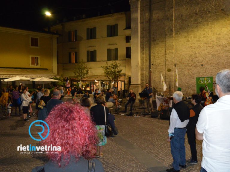 In piazza San Rufo stasera (25 giugno) suoneranno cinque alberi