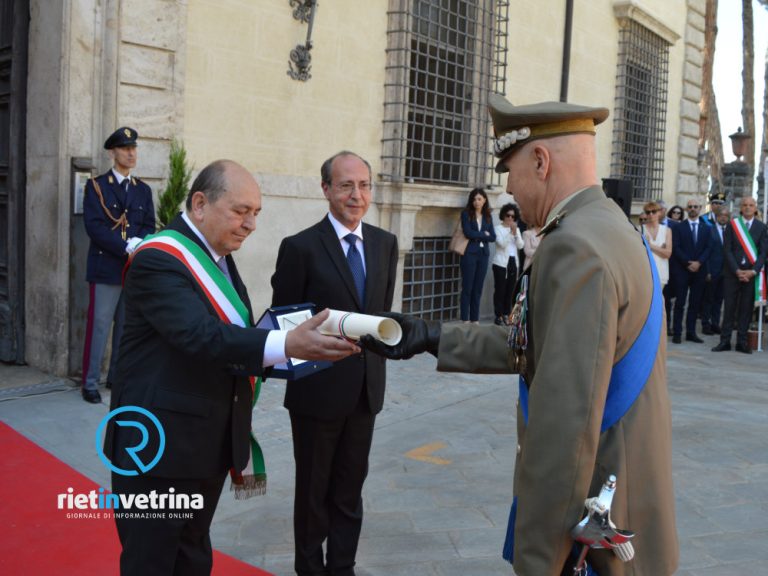 Il sindaco Cicchetti consegna la Cittadinanza Onoraria al Milite Ignoto