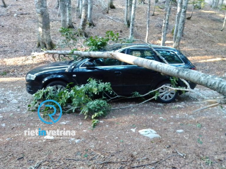 Terminillo, ramo si stacca e schiaccia un’auto