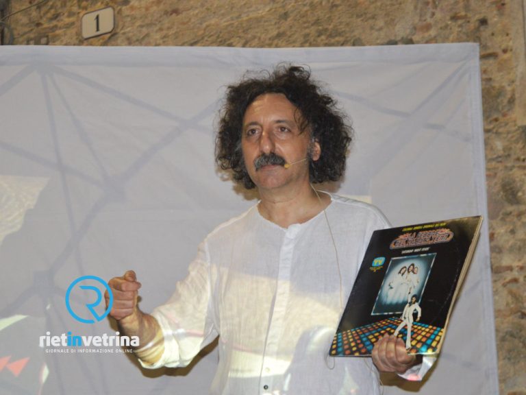 La storia del vinile raccontata da Antonio Sacco, one man show a San Rufo per “Luglio suona bene”