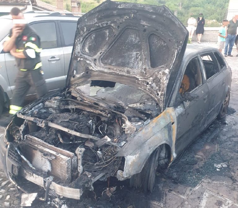 A Longone Sabino auto in fiamme. I residenti: “Non è la prima volta, abbiamo paura”