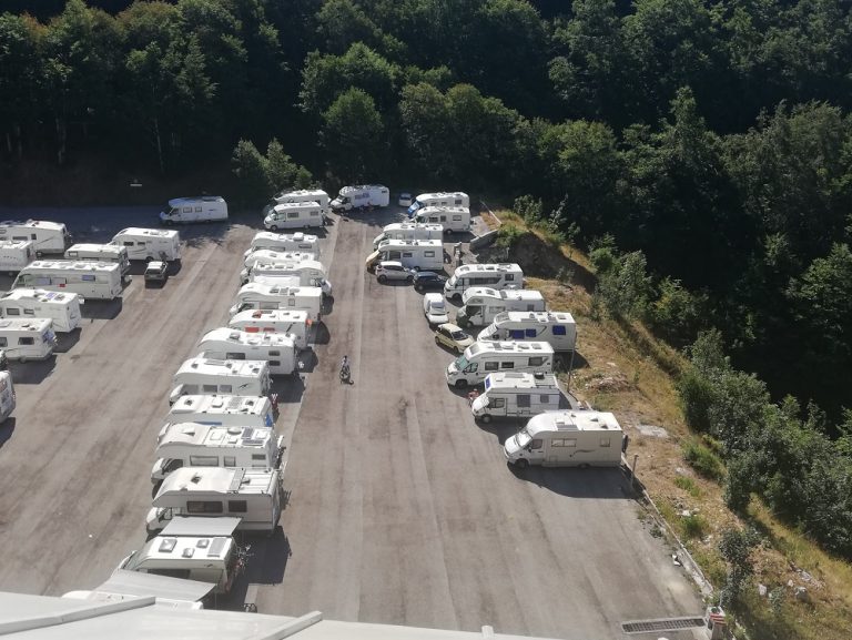 SEI TU IL REPORTER – Nuova segnalazione sul parcheggio Tre Faggi Terminillo: “E’ una rimessa per camper”
