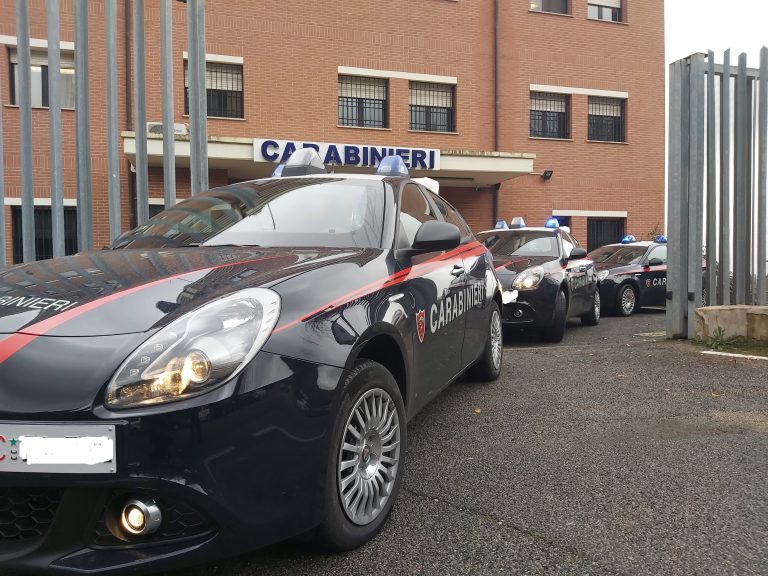 Colpisce alla testa la compagna dopo una lite. Lei lo denuncia. Lui la maltrattava da tempo