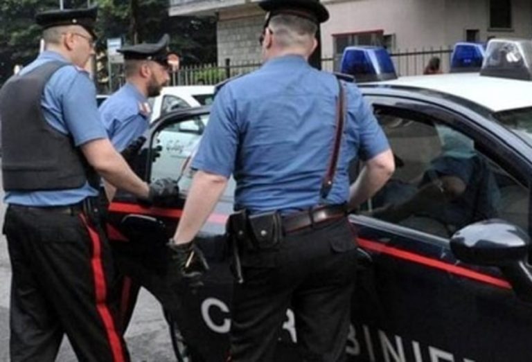 Evade dai domiciliari dopo che era stato arrestato perchè brandiva un coltello e aveva minacciato le Forze dell’Ordine