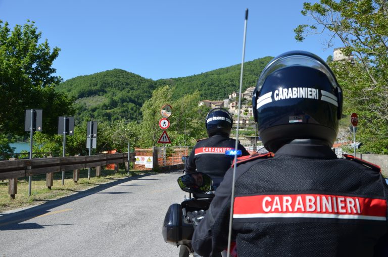 Rubano telefonino, Carabinieri denunciano coniugi per furto e minacce a pubblico ufficiale