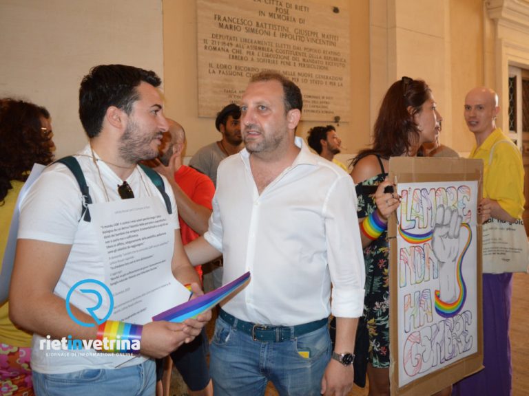 Sit-in contro l’assessora Letizia Rosati sotto il Comune di Rieti – LE FOTO