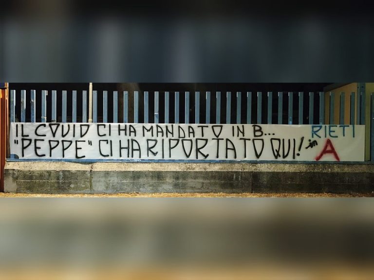 Tifosi espongono striscione per ringraziare Peppe Cattani