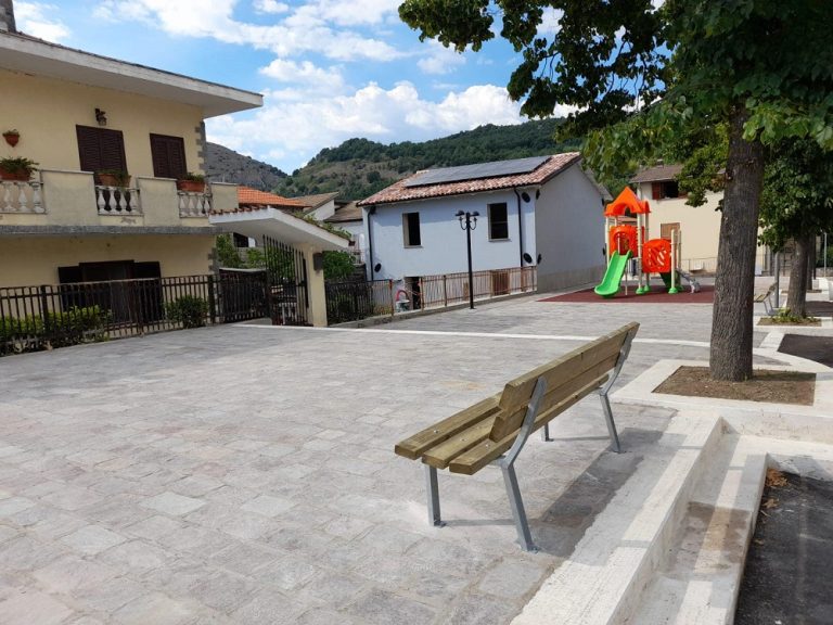 Torano, terminati i lavori nella nuova piazza Berlinguer