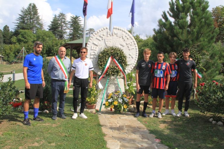 I giovani calciatori dell’Ascoli U17 consegnano omaggio presso il Monumento vittime sisma di Amatrice