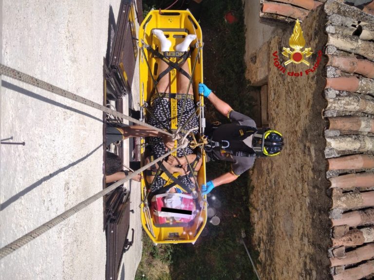 Si rompe un arto in casa. Soccorsa dai Vigili del Fuoco con tecniche SAF