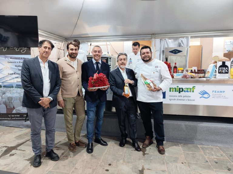 Il sottosegretario Battistoni ospite della Fiera del Peperoncino. Visitato anche l’Hortus Simplicium