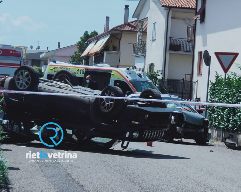 Incidente a Quattro Strade. Auto si ribalta